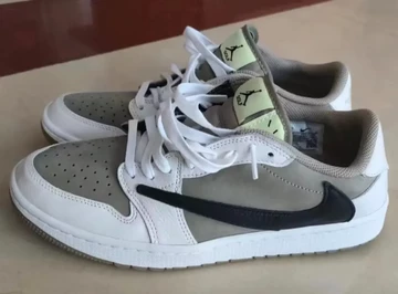 Travis Scott Jordan 1 Low Golf schräg von oben