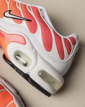 Nike Air Max Plus Ember Glow Detail Motion Ferse