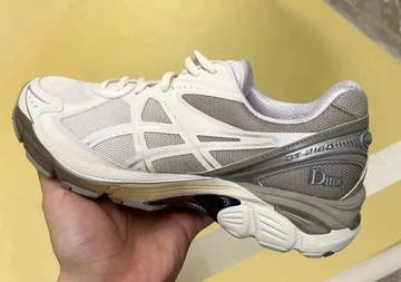 DIME ASICS GT-2160 Arctic Wolf auf der Fashion Week in der Hand