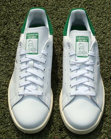 Homer Simpson adidas Stan Smith Lookbook von oben
