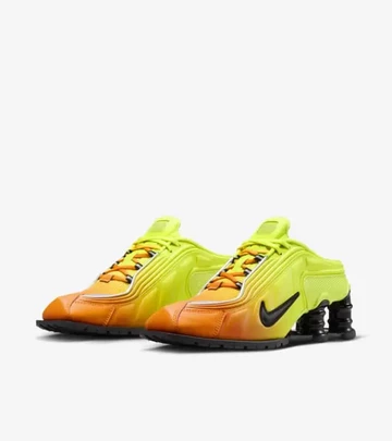 Martine Rose Nike Shox MR4 Safety Orange schräg