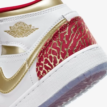 Jordan 1 Mid UNC to Chicago details ferse