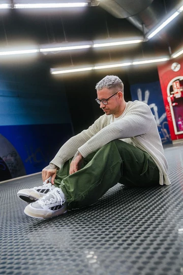 adidas ADI2000 Lookbook Christopher im Sitzen