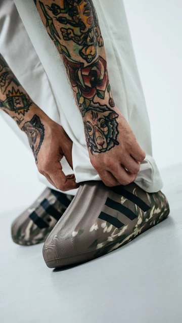 adidas adiFOM Superstar Lookbook Christopher richtet die Hose
