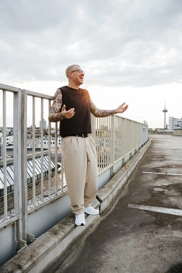 adidas Astir Cloud White Christopher's gesamtes Outfit. Er lacht in der Sonne.