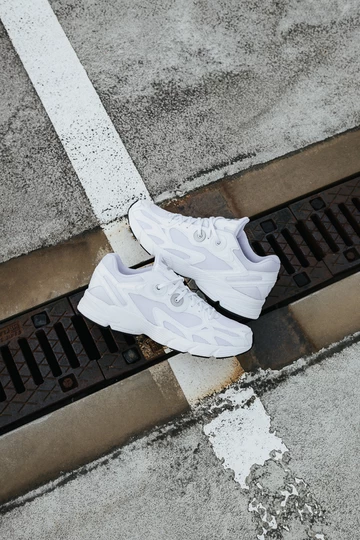 adidas Astir Cloud White auf dem Boden