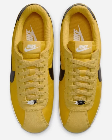 Nike Cortez Vivid Sulfur von unten von oben