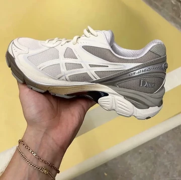 DIME ASICS GT-2160 Arctic Wolf auf der Fashion Week in der hand