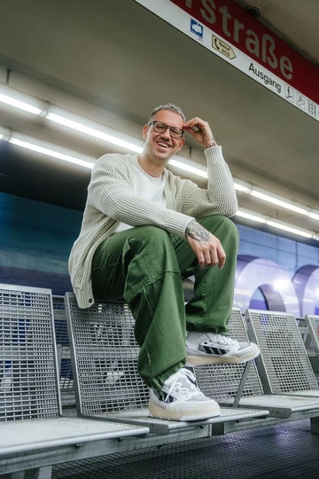 adidas ADI2000 Lookbook Christopher auf der Bank