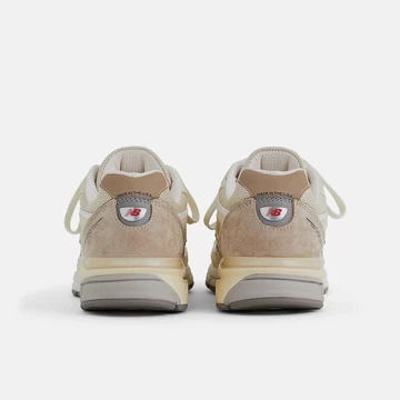 New Balance 990v4 Cream Ferse mit NB logo