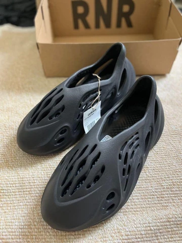 adidas Yeezy Foam Runner Carbon