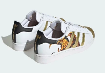 Yu Gi Oh adidas Superstar schräg von hinten