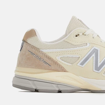 New Balance 990v4 Cream Ferse mit dem 990 Logo