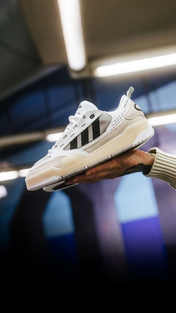 adidas ADI2000 Christopher hält den Schuh in der Hand 5