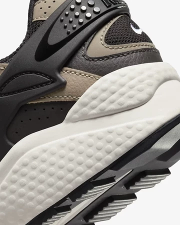 Nike Air Huarache Runner Brown details ferse