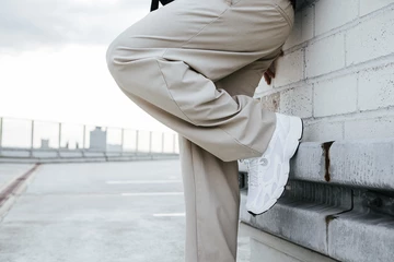 adidas Astir Cloud White am Fuß.