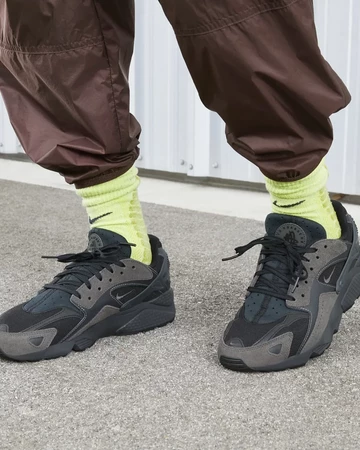 Nike Air Huarache Runner Ash Anthracite On Feet Detail Motion