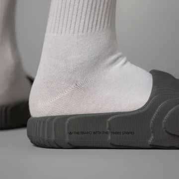 adidas adilette 22 Grey Five von hinten am Fuß