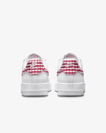Air Force 1 Mystic Red Gingham von hinten