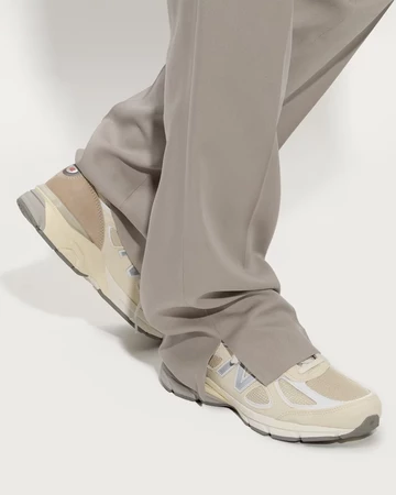 New Balance 990v4 Cream On Feet mit breiter und lockerer Hose auf dem Schuh