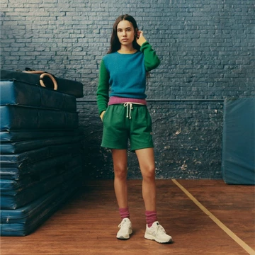 New Balance 990v4 Cream Model Shot in einer Turnhalle mit blauen Matten