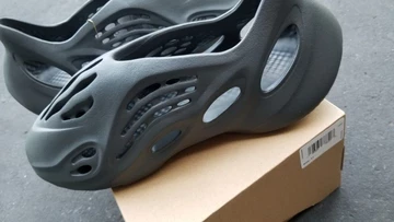 adidas Yeezy Foam Runner Carbon