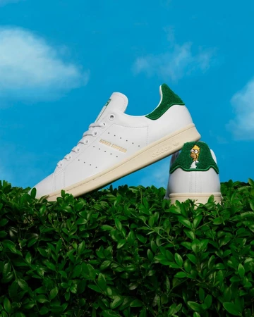 Homer Simpson adidas Stan Smith auf einem Busch