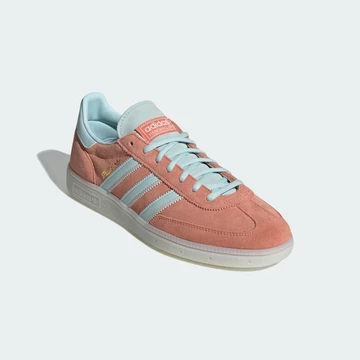 Der adidas Handball Spezial Wonder Clay Almost Blue von schräg außen