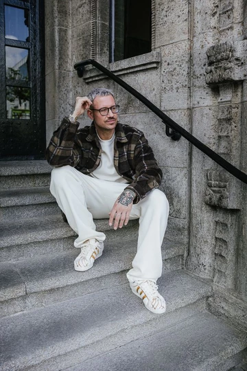 adidas Superstar Conchas - Fit Pic auf der Treppe (3)