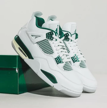 Jordan 4 Oxidized Green Lookbook von der Seite