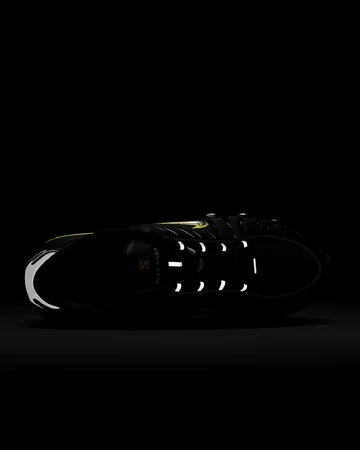 Nike Shox TL Black Dynamic Yellow im Dunkeln