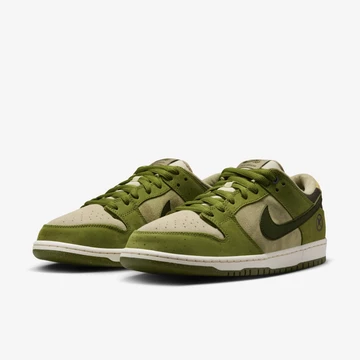 Yuto Horigome x Nike SB Dunk Low Matcha schräg