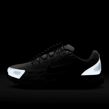 Nike P-6000 Sea Glass im dunkeln