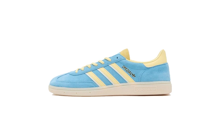 Der adidas Handball Spezial Semi Blue Burst von der Seite auf weißem Hintergrund