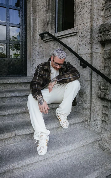 adidas Superstar Conchas - Fit Pic auf der Treppe