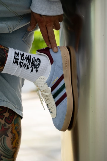 adidas Gazelle Indoor Christopher on-feet an der Wand