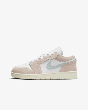 Jordan 1 Low GS Guava Ice von außen