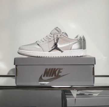 Jordan 1 Low Metallic Silver Mood mit Box