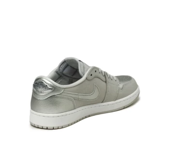 Jordan 1 Low Metallic Silver leicht schräg von hinten