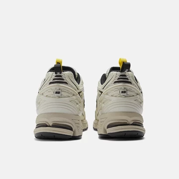 GANNI New Balance 1906R Erget von Hinten