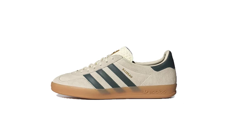 Der adidas Gazelle Indoor Cream White auf weißem Hintergrund