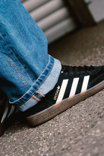 adidas Handball Spezial Core Black am Fuß mit Futur Pant