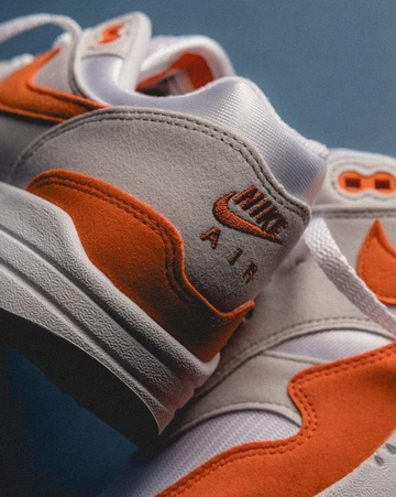 Air Max 1 Safety Orange von hinten