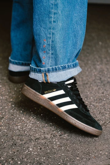 adidas Handball Spezial Core Black am Fuß mit Futur Pant