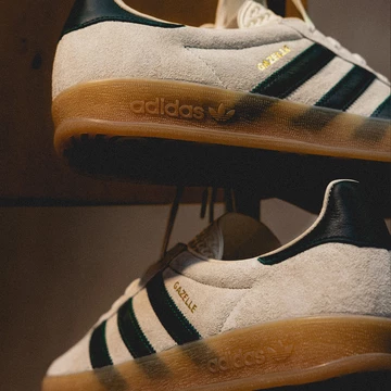 Die adidas Gazelle Indoor Cream White abgelichtet von Asphaltgold