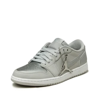 Jordan 1 Low Metallic Silver leicht schräg von vorne
