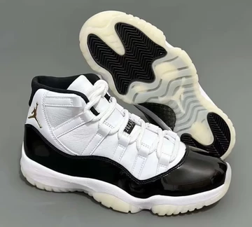 Jordan 11 DMP in der Hand  beide schuhe