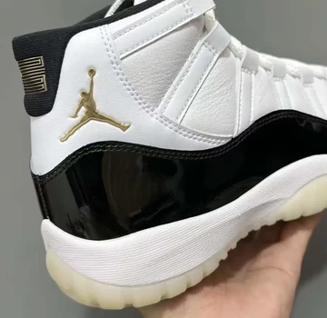 Jordan 11 DMP in der Hand mit den Details der Ferse