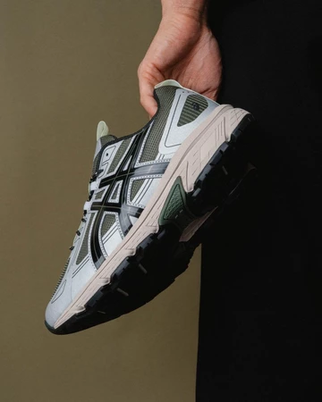 ASICS GEL-VENTURE 6 Forest - in der Hand