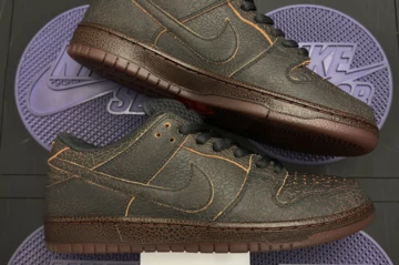 Nike SB Dunk Low Krampus Außenseite